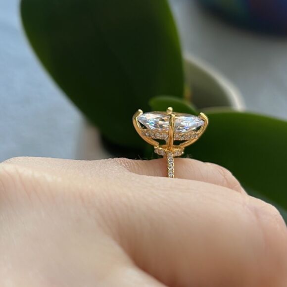 Oval Rhinestone 4 Facet Big Carat Gold Tone Statement Dinner Costume Ring Size 7 - Picture 8 of 8